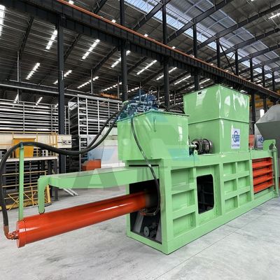Densidad de balón cliente 2300 KG Máquina de embalaje de aluminio hidráulico horizontal con transportador
