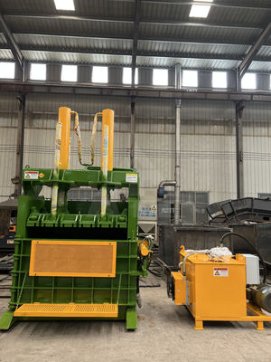 Baler hidráulico vertical de cinturón de acero de plástico La solución perfecta para el baler de neumáticos de automóviles