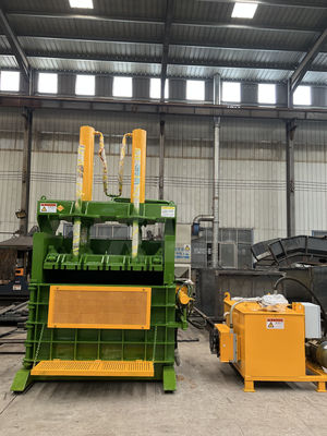 Máquina de embalaje vertical de 80 toneladas para comprimir y empacar materiales sueltos en venta