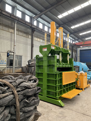 Envasador de latas de aluminio vertical para chatarra de metal, botella de plástico de caucho y neumático hidráulico