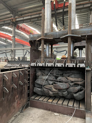 Envasador de latas de aluminio vertical para chatarra de metal, botella de plástico de caucho y neumático hidráulico