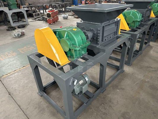 Trituradora de doble eje de 50 kW para palets de madera y desechos de metal/sistema transportador de plástico