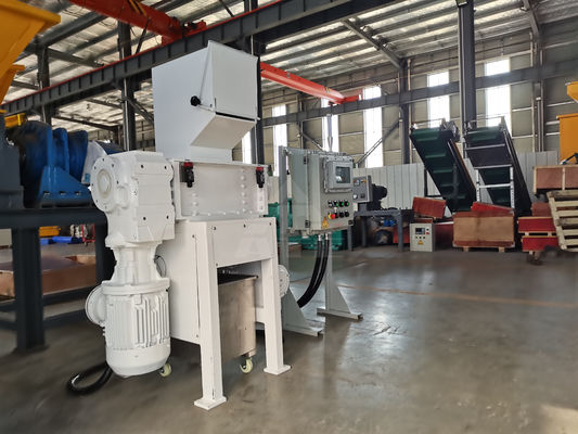 Máquina de reciclaje de chatarra de plástico y metales Trituradora de cuatro ejes para alcanzar el nivel estándar