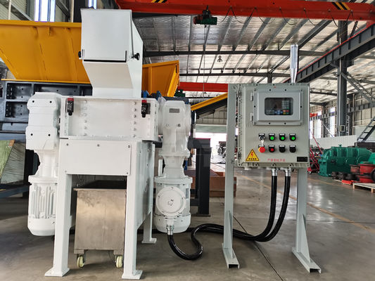 Máquina de reciclaje de chatarra de plástico y metales Trituradora de cuatro ejes para alcanzar el nivel estándar