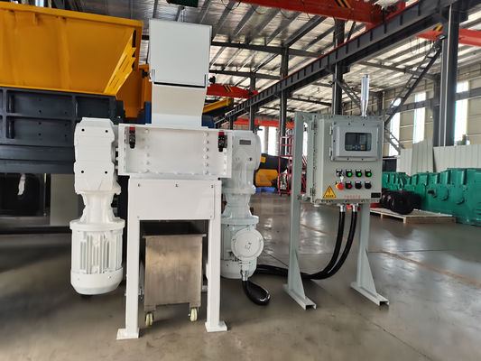 Máquina de reciclaje de chatarra de plástico y metales Trituradora de cuatro ejes para alcanzar el nivel estándar