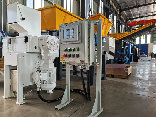 Máquina de reciclaje de chatarra de plástico y metales Trituradora de cuatro ejes para alcanzar el nivel estándar