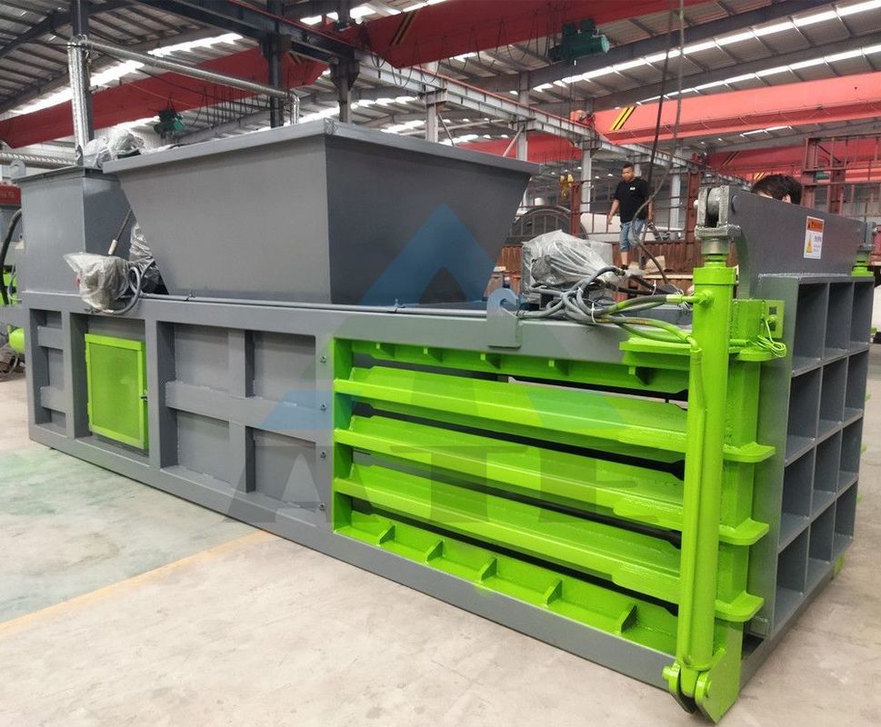 Densidad de balón cliente 2300 KG Máquina de embalaje de aluminio hidráulico horizontal con transportador