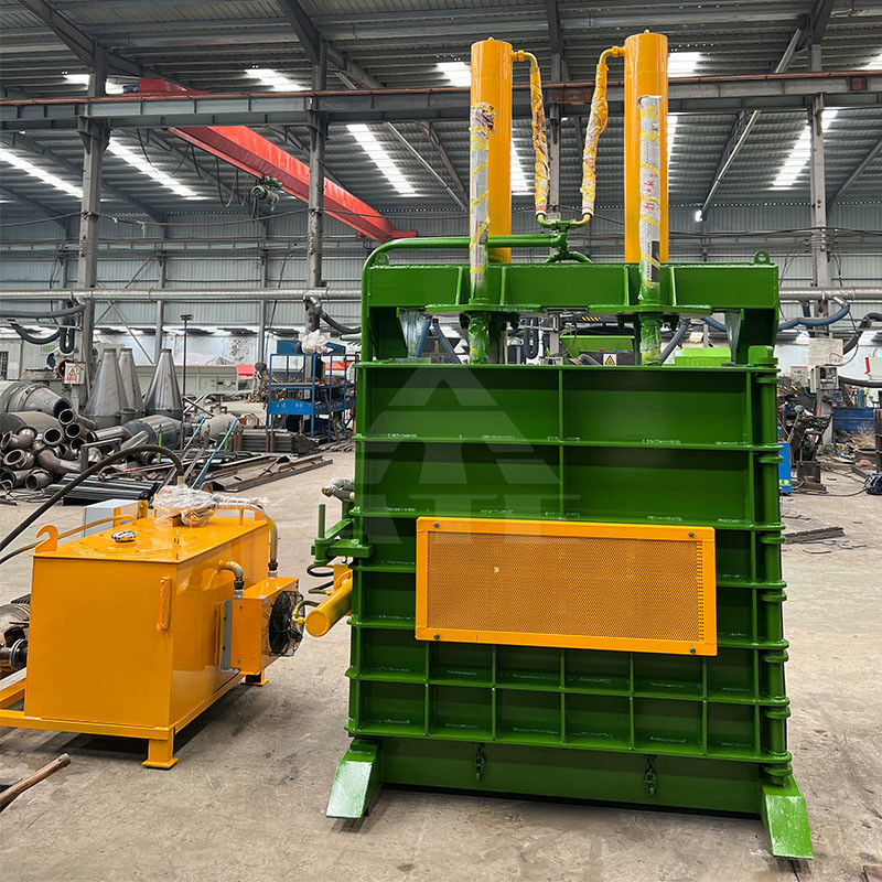 Baler hidráulico vertical de cinturón de acero de plástico La solución perfecta para el baler de neumáticos de automóviles